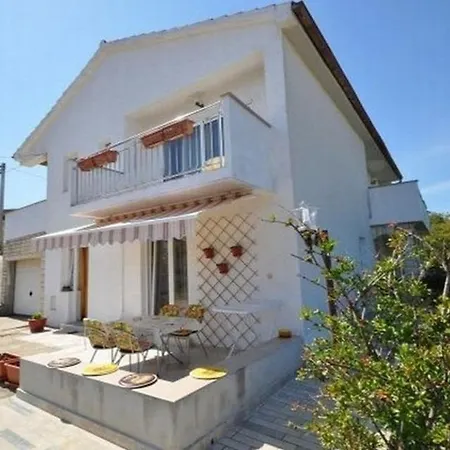Apartments Vrbnik Apartment *