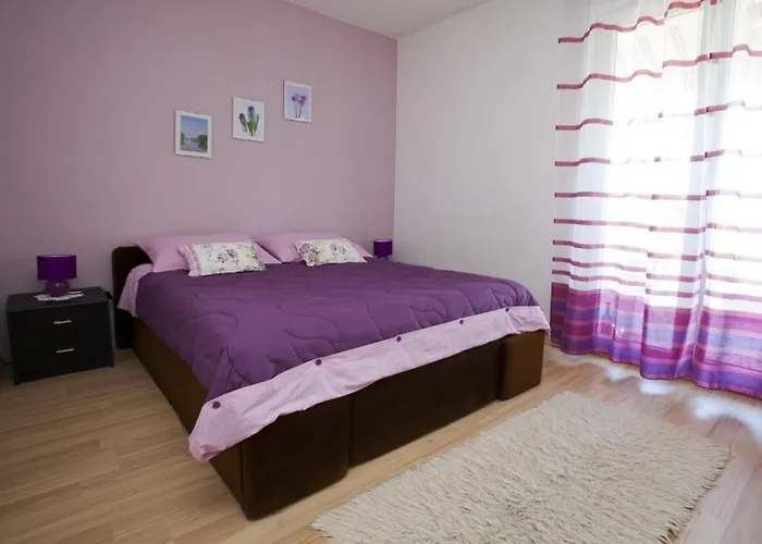 Apartments Vrbnik 瓦比尼科