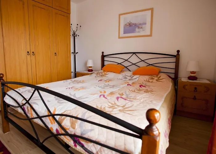 Apartments Vrbnik 瓦比尼科